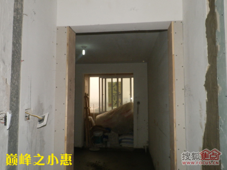 原先的门垛砸掉了,往里挪的,在两边用大芯板建的两个门垛!