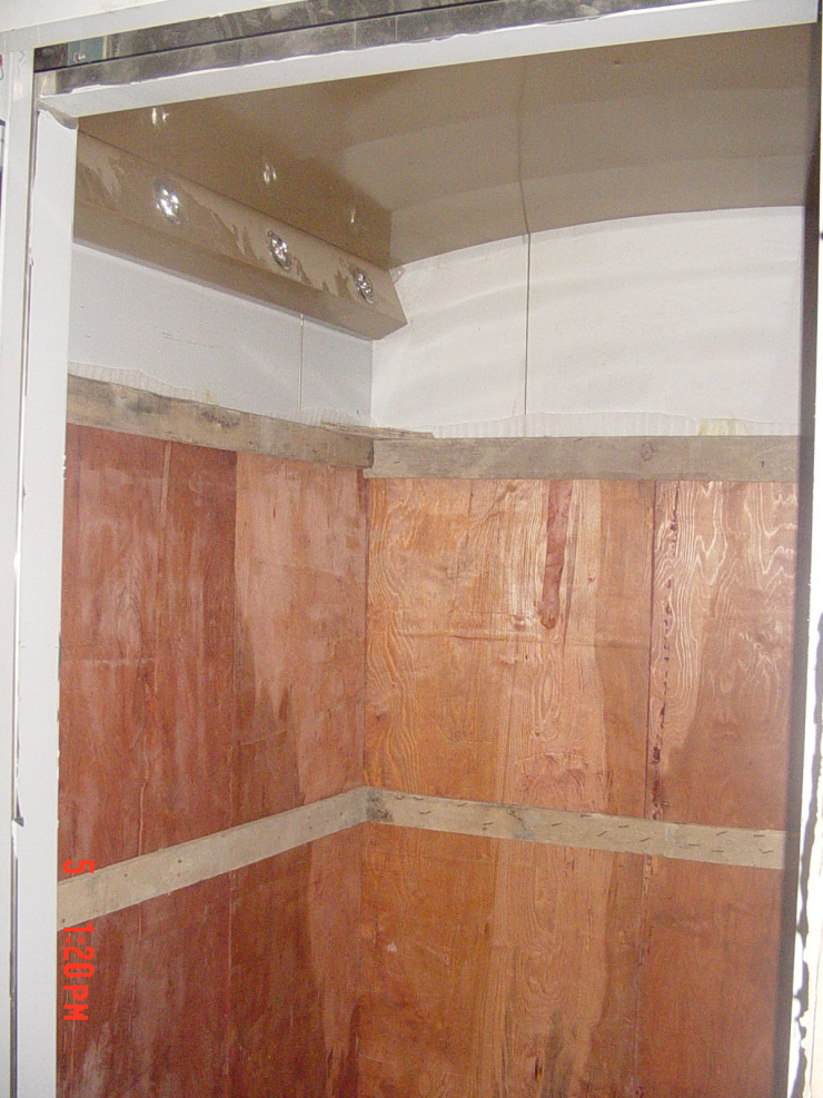 电梯间内部,周围的木板肯定要拆.