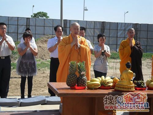 图:燕港地产魏茂鑫为"荣御府富源城·国礼"举行祈福仪式(我这回更信了