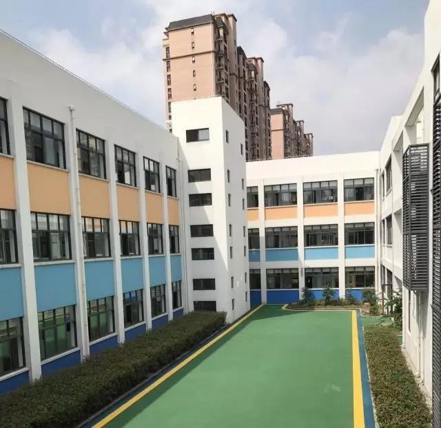 尚鸿幼儿园具有15个班级的规模,5个专用活动室,户外有沙水池,大型玩具
