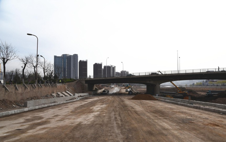 天水添1樱花大道 瀛池大桥下穿道路及匝道即将铺设沥青混凝土