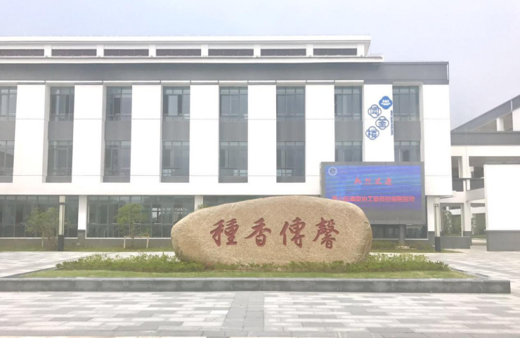 作为太湖旅游度假区的新学校,香山实验小学新建伊始,就以高品质的