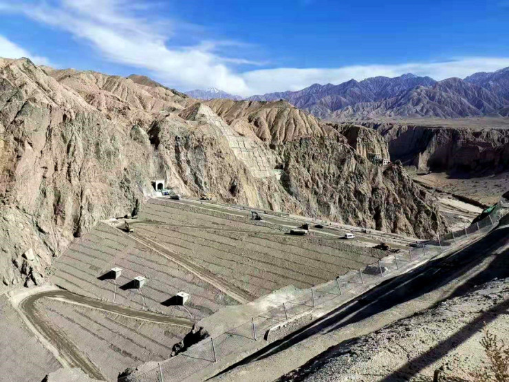 新疆大石门水利枢纽工程大坝封顶