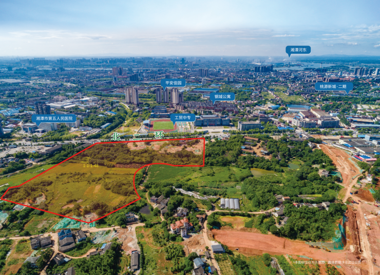 该地块位于湘潭市雨湖区,东临潭锰铁路,西至老高岭路,南至北二环,北至