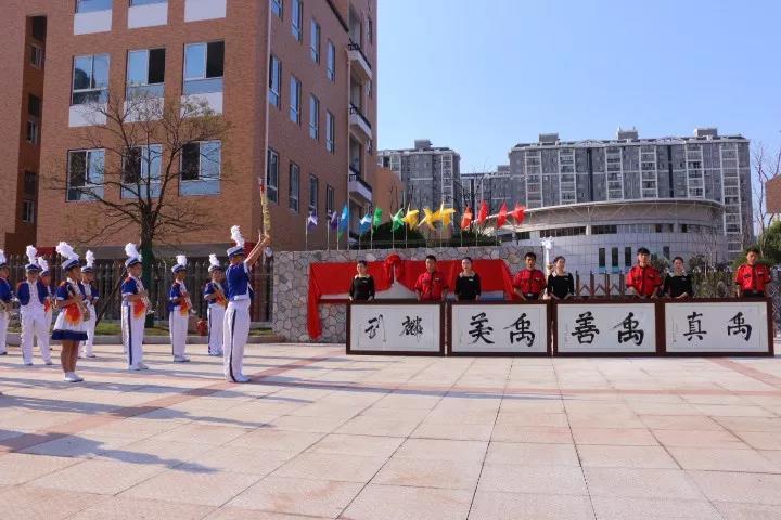 教师节礼物合能地产送孩子们一所新教学楼砂子塘泰禹小学