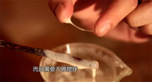 这种添加剂闻起来有点像过期奶粉的味道,往里面加水就变得黏糊糊,搅拌