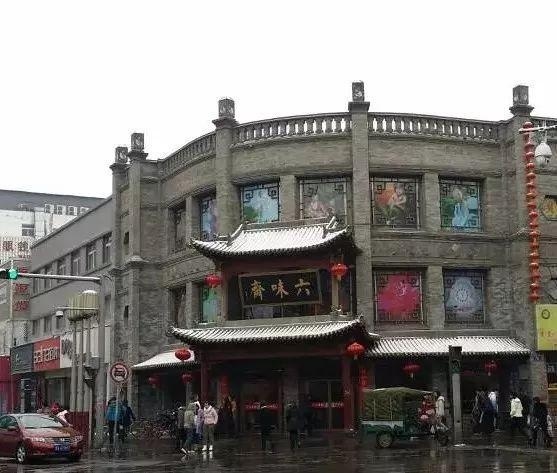 很完整,钟楼具体位置,著名老字号都有完整记载;老照片也很多,时期