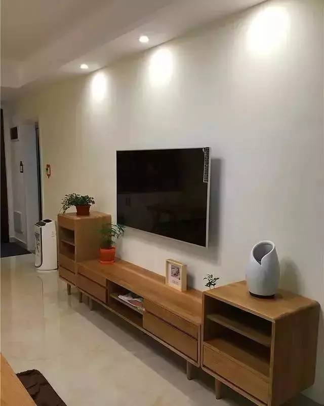 电视柜选择了带有北欧风的原木家具,并没有做专门的背景墙,看着简单