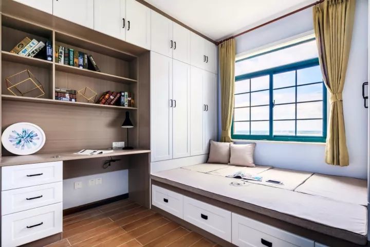 榻榻米搭配书柜和书桌的设计是小户型次卧很常见的搭配.