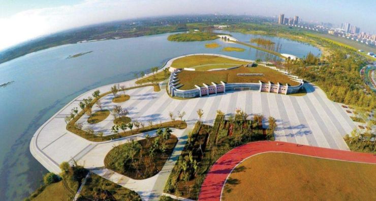 这块地,位于鹃湖公园旁的18128号地块,周边1公里内还有海宁市高级