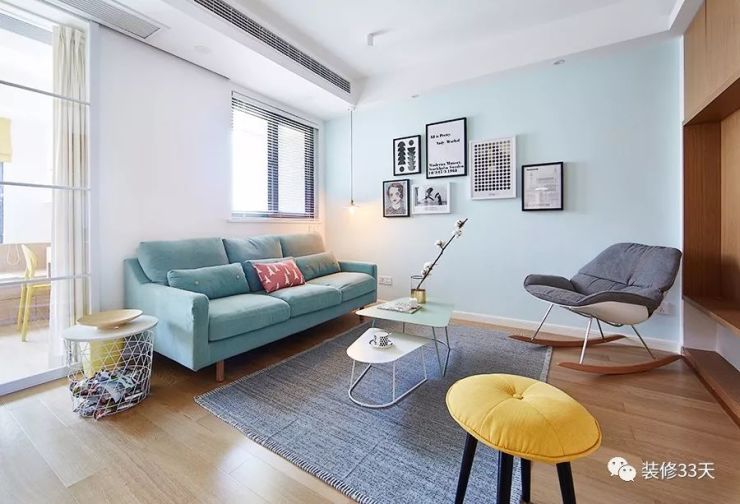 漆墙面搭配浅蓝色背景墙,蒂芙尼蓝的布艺沙发与空间的跳色家具,让客厅