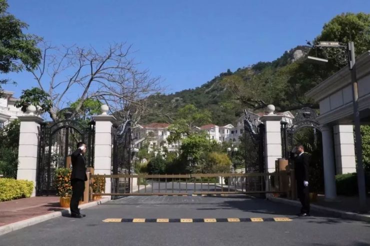 从效果图就可以看出,当代半岛整个项目掩映在山中,在厦门别墅群体中