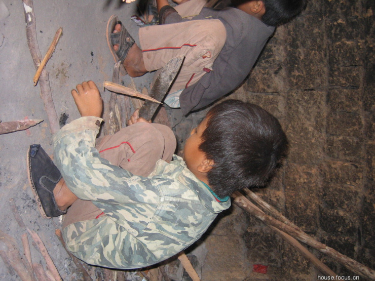 贫穷山区的孩子们 165b7ab697546891559c74d2f5d2b767.jpg