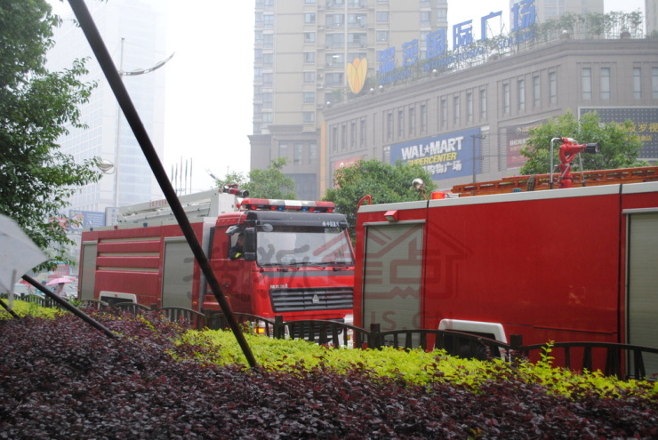 视频:元一出事儿了~刚看到好多消防车和警车