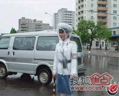 图:日本街头的女警察穿透明装值勤,里面都看到