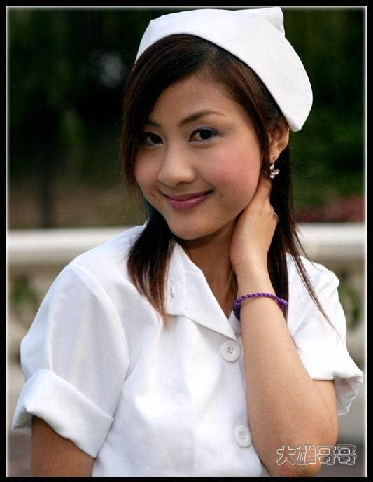 图片:华山医院来得新护士,大大得眼睛甜甜得微