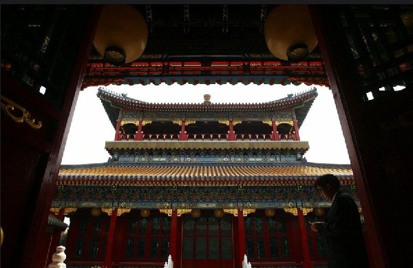 【故宫建福宫成富豪会所 官方辩称不为盈利】 2011年5月11日,央视主持