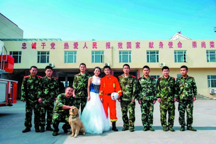 当兵婚纱照_当兵卡通婚纱照图片(2)