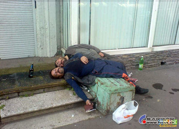 图俄罗斯街头美女睡在垃圾堆中
