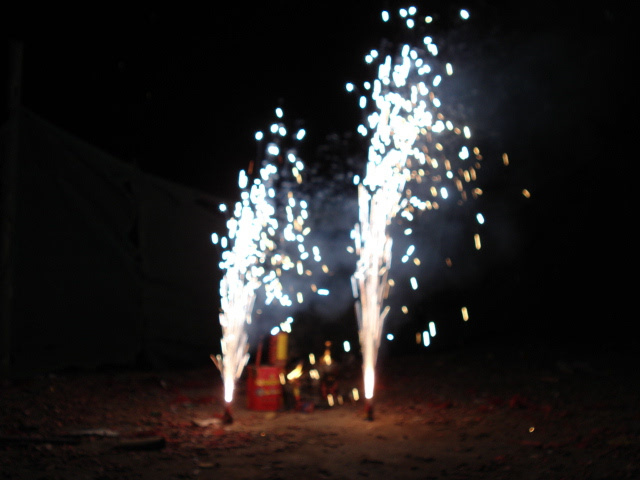 图片:除夕之夜,国瑞城业主放鞭炮,燃礼花,庆祝新