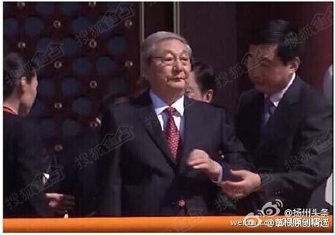 左手敬礼_左手敬礼的含义