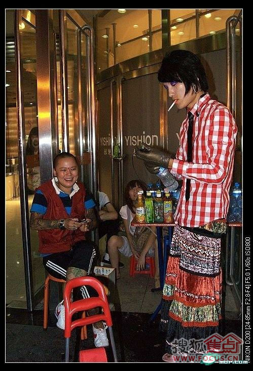 图:愤世哥一姐联手轰动滨江道-天津搜狐焦点