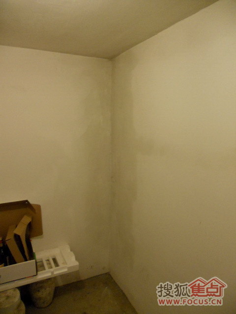 冬季地下室墙角凝水