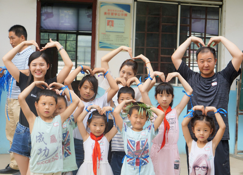 以爱之名 盛励集团手拉手公益爱心团走进关寨