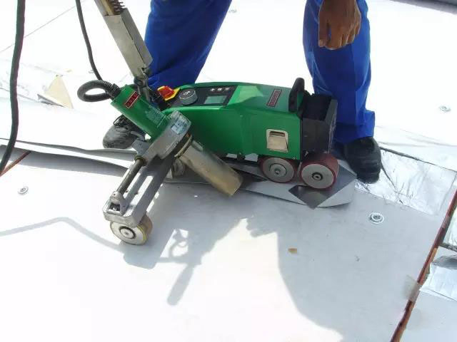 根据gb50345-2012的规定,焊接法施工不宜低于-10℃,所以卷材焊接在