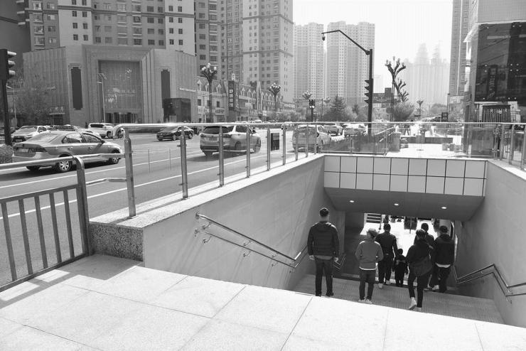 新建成的人行地下通道宽敞明亮,装修时尚,极大地方便了市民出行.