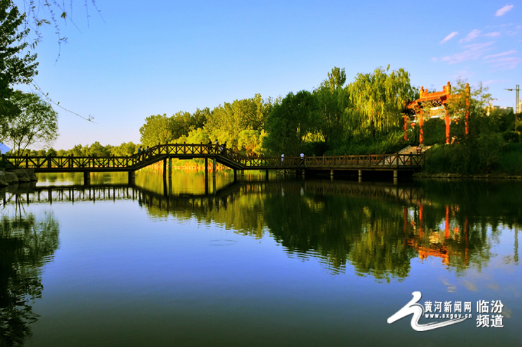 视觉临汾滨河公园盛夏倒影美景似江南