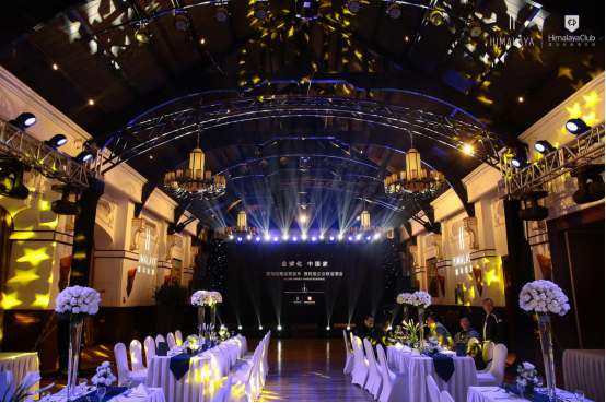 佳酿杯影交错,在大都会的核心,无数奢华传奇从派对酒会里拉开了序幕