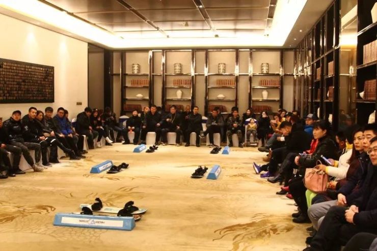 一场国字头滑雪盛事 国家队教练与宝能业主的