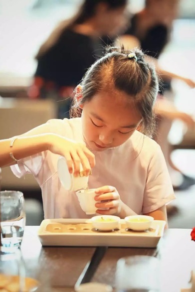 "茶道"就是品赏茶的审美之道自古以来,是文人墨客陶冶情操之举闲暇