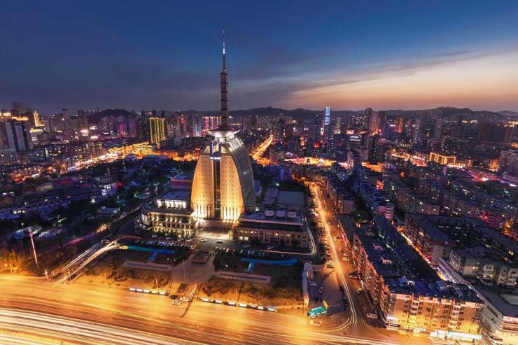 何以为沁  |  润心而有声 "沁",本意为渗入,透出,正如五一广场对大连