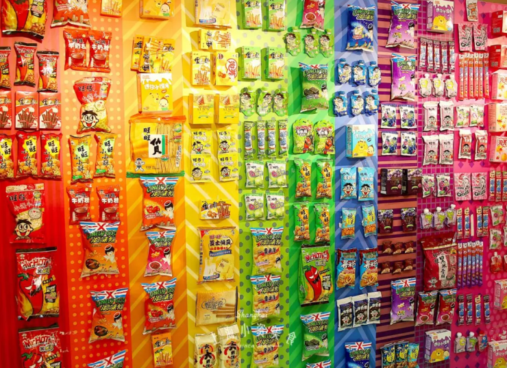 满满回忆的一整面彩虹零食墙,当背景墙颜值超高,适合拍照打卡!
