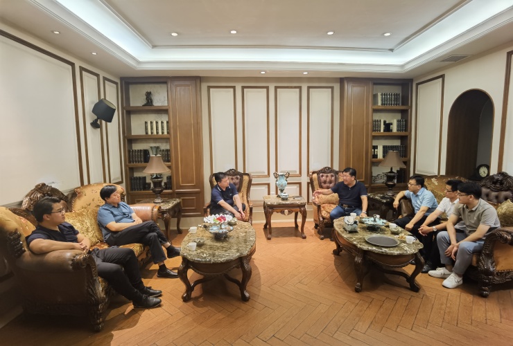 瑞尔特控股集团董事长朱曙东与百悦集团董事长陈亮分别代表双方签署