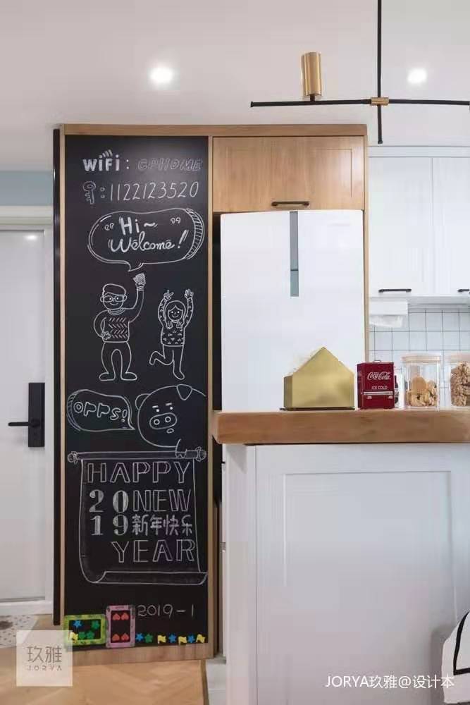 如果考虑到孩子需要自由发挥,黑板贴或者黑板漆可以实现更大面积,又不