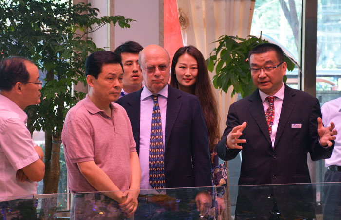 兰州市常务副市长俞敬东先生问到：华奥全球商品直销中心一年的产值