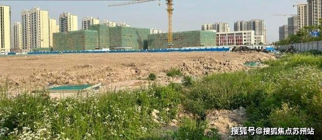 交通方面:曹路双轨交地铁盘涌潮府周边目前在建崇明线一期凌空北路站