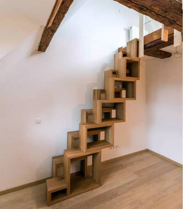 图8 通往二楼的楼梯,设计师充分利用墙面处,在楼梯下方设计收纳空间