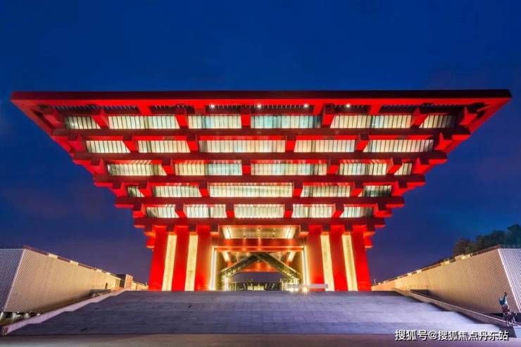 比邻的梅赛德斯奔驰文化中心,中华艺术宫,上海大歌剧院,世博展览馆