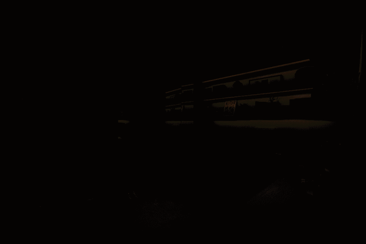 踏入门的第一刻,守候已久的自动感应灯就亮起,从此告别摸黑开灯的