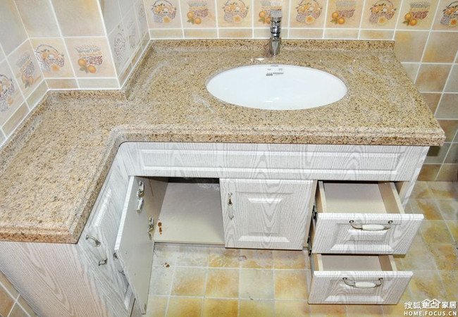 正面的柜体,可以看到圆弧形挡水,罗马边,箭牌的台下盆和水龙头.