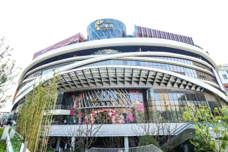 目前是全上海单体量最大的纯商业购物中心,可以满足业主的一切购物