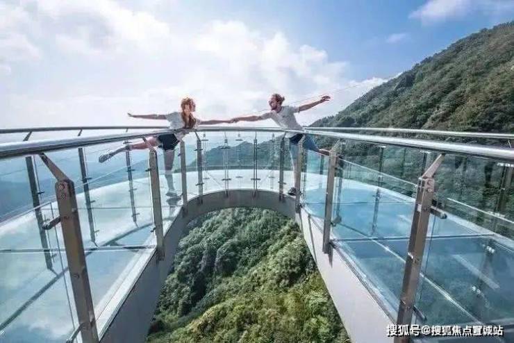 璃 栈 道在1000多米海拔的悬崖峭壁之上依攀山崖蜿蜒100米的玻璃栈道