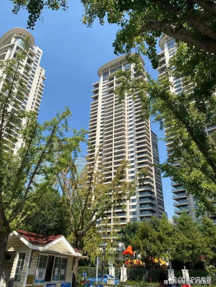 汤臣一品是上海目前唯一按照别墅尺度进行规划设计的高档公寓,电梯