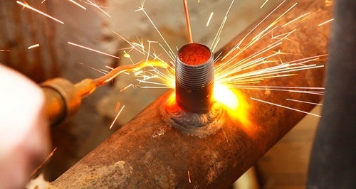 目前把焊接方法分为以下三类:(1) 熔焊焊接过程中,将焊件接头加热至