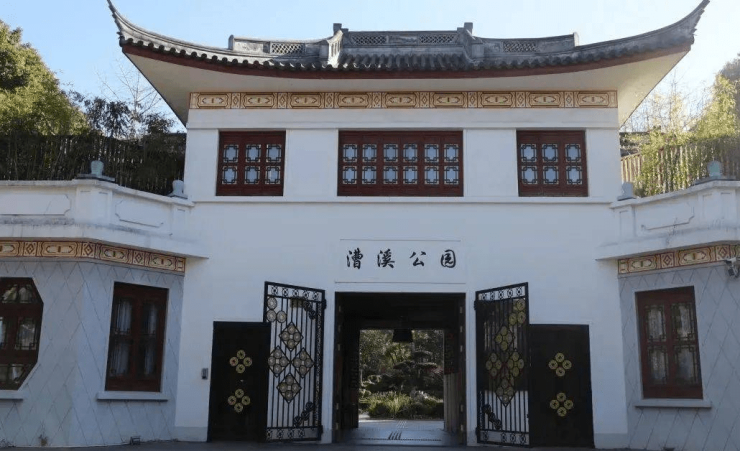 地铁:1,12号线漕宝路站,15号线桂林公园站;3号线龙漕路公交:43路,92路