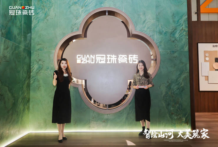 搜狐家居媒体团探展佛山潭洲陶瓷展,冠珠瓷砖首发AI瓷砖引领美学革命